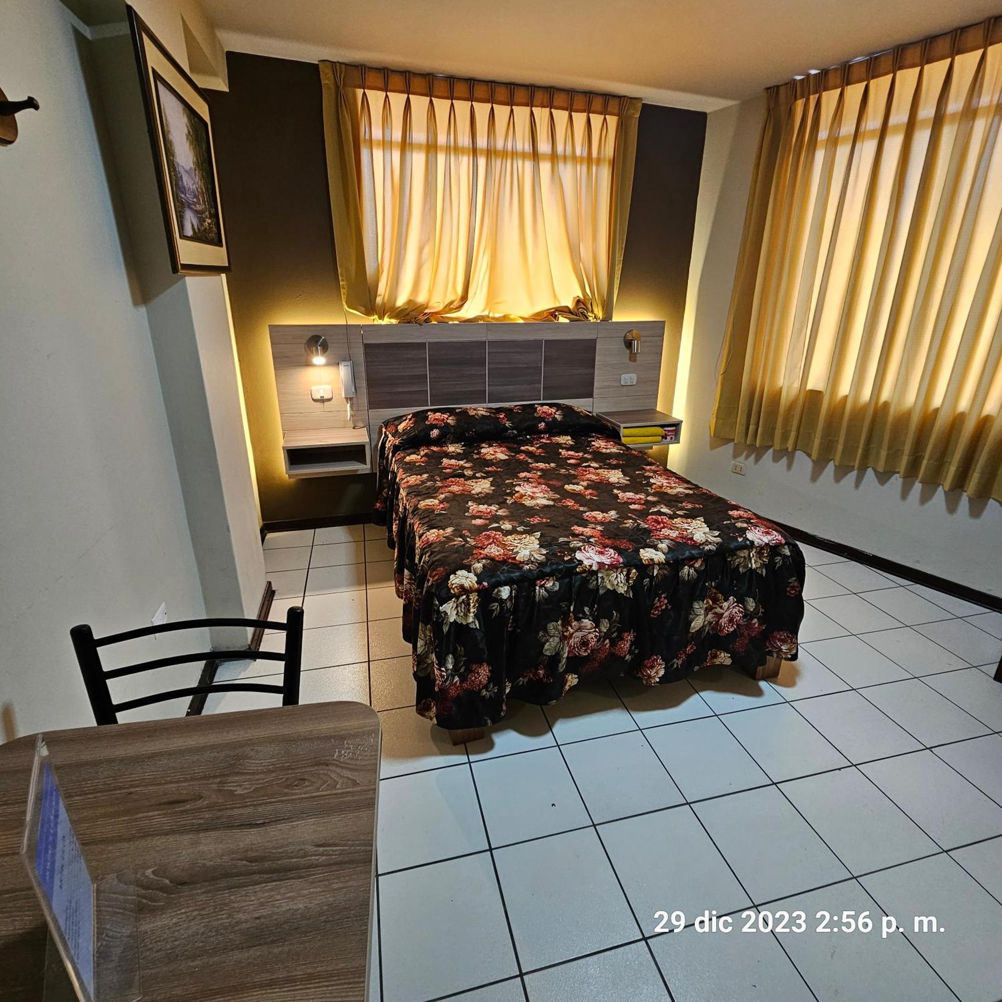 Hostal La Cascada リマ エクステリア 写真