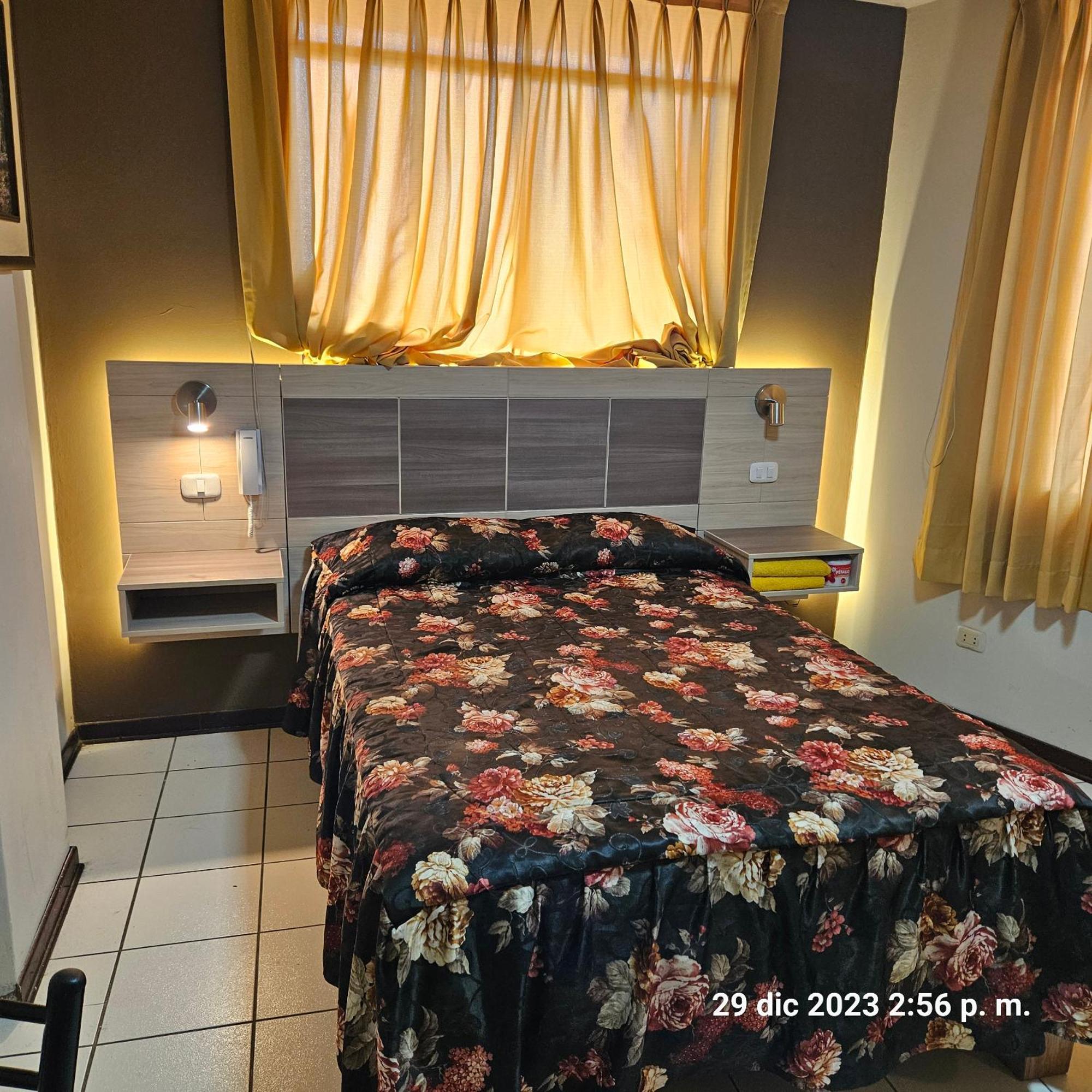 Hostal La Cascada リマ エクステリア 写真